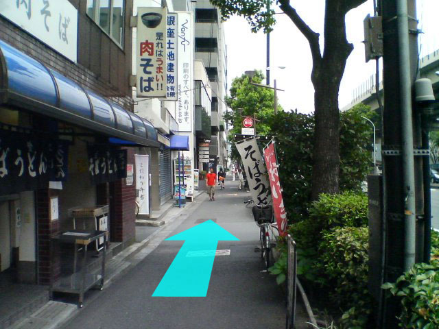 立ち食いそば屋の前を通り過ぎます